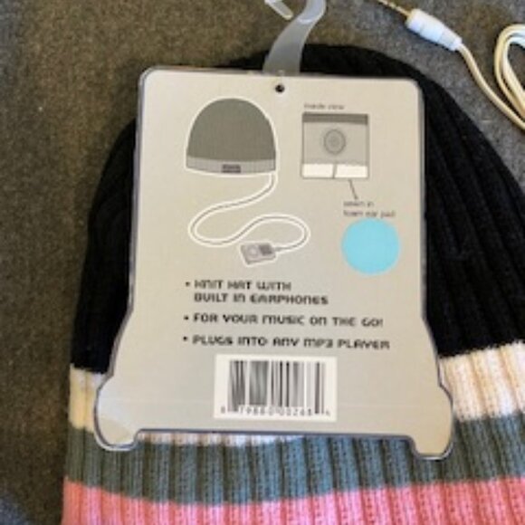 Knit Beanie with removeable earphones - Picture 5 of 10